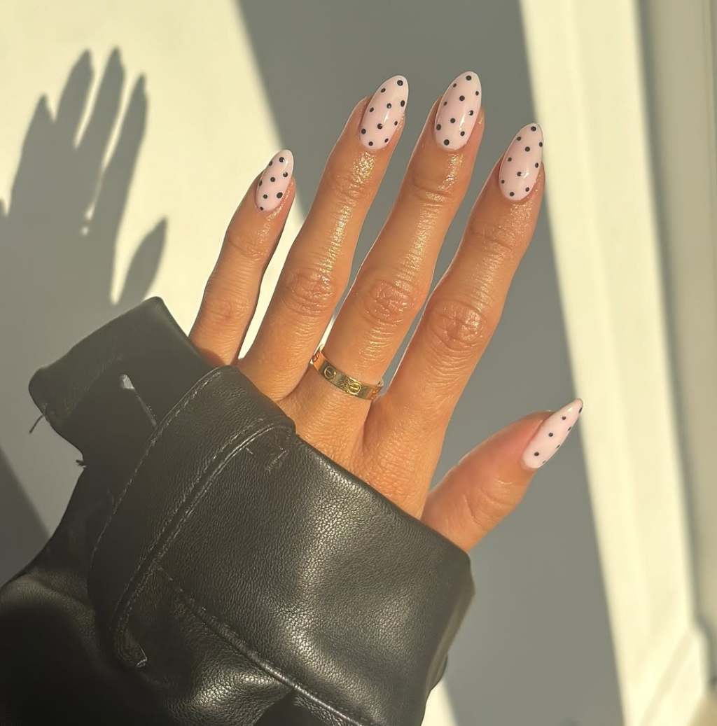 Sheer Pink with Black Polka Dots, миндаль Sheer Pink with Black Polka Dots, миндаль — Dots Nail Designs