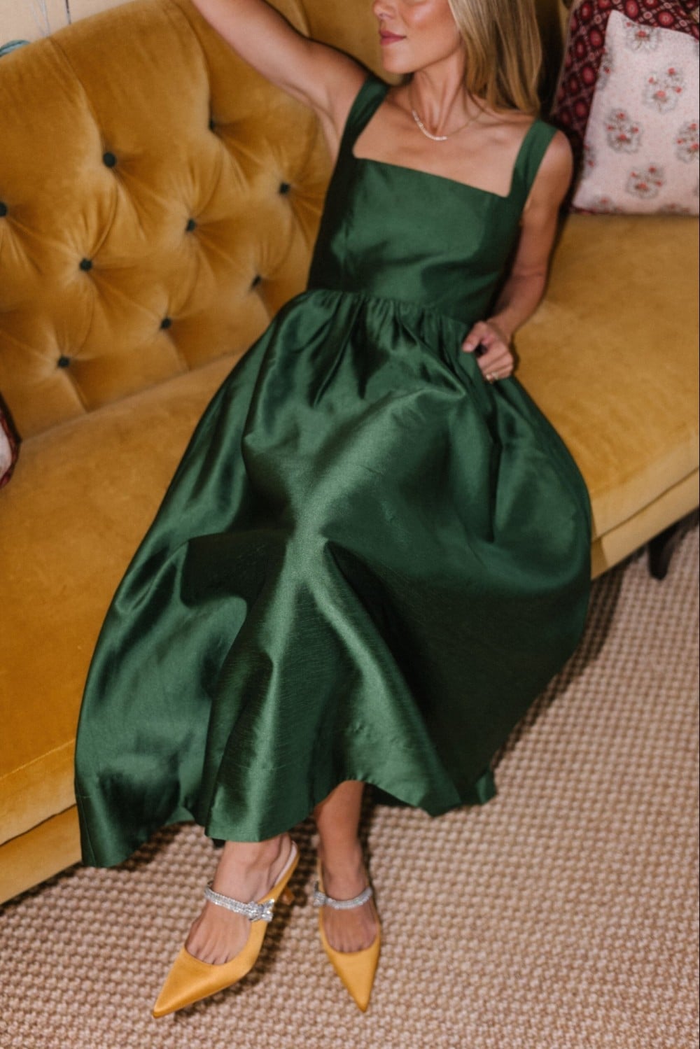 Emerald green taffeta midi dress with voluminous skirt Emerald green taffeta midi dress with voluminous skirt — Dress for Wedding Guest