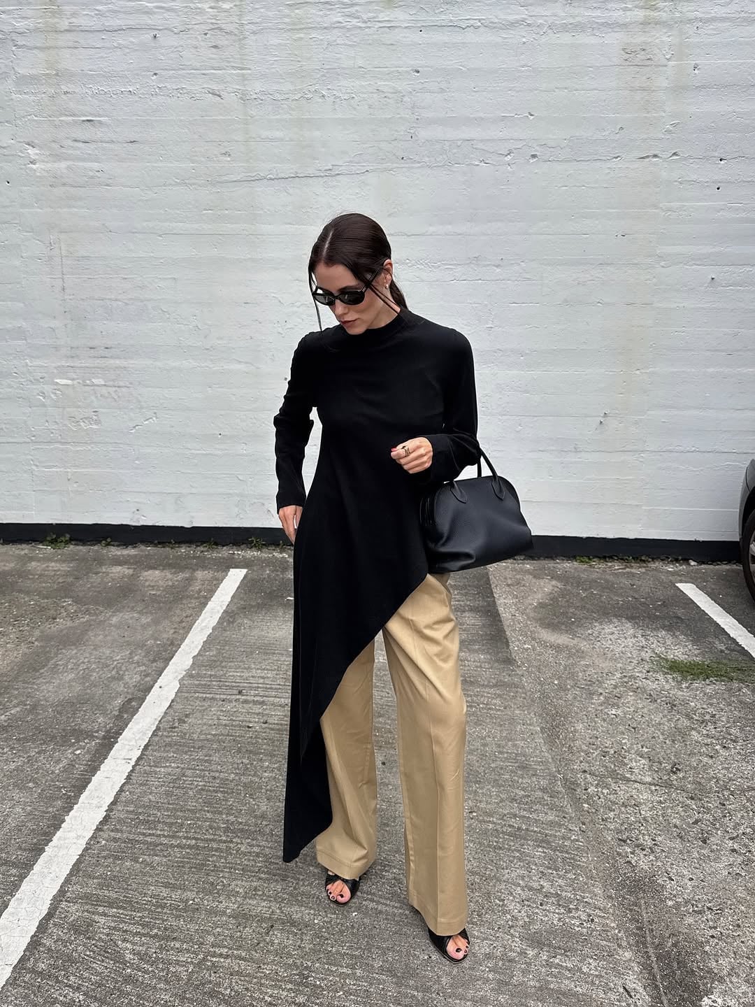Avant-garde black long sleeve top with beige trousers Avant-garde black long sleeve top with beige trousers — Dress Outfits