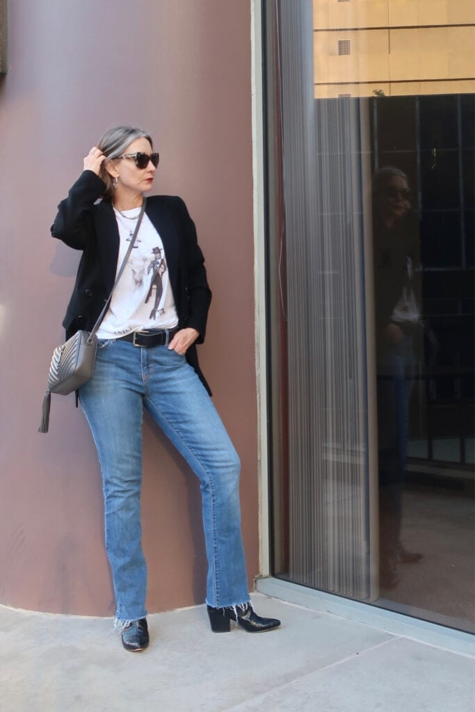 Blazer over graphic t-shirt and frayed jeans Blazer over graphic t-shirt and frayed jeans — Edgy Outfits
