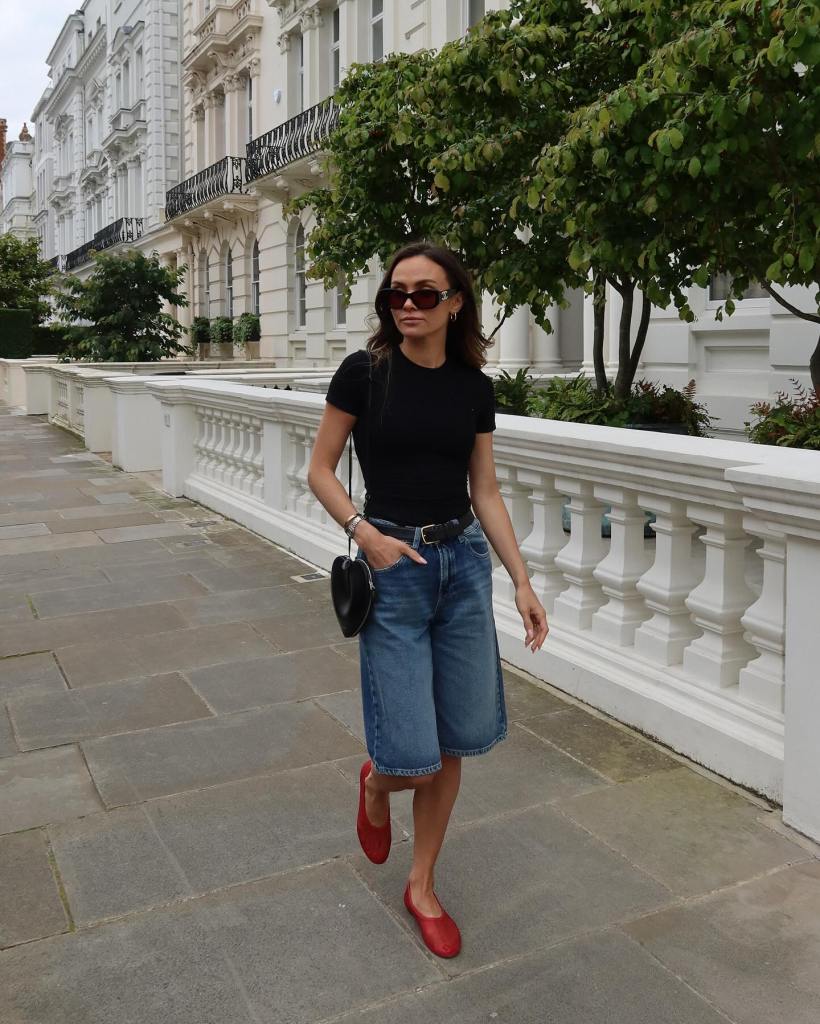 Fitted t-shirt with long denim shorts and red flats Fitted t-shirt with long denim shorts and red flats — Edgy Outfits