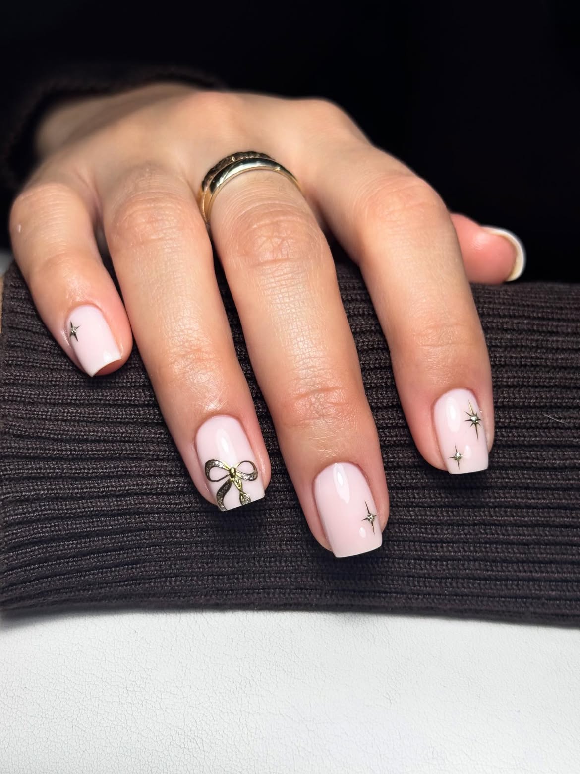 Elegant Pink Bow and Star Accent Nails