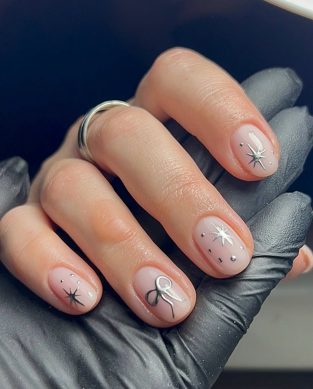 Elegant Silver Bow and Star Short Oval Nails