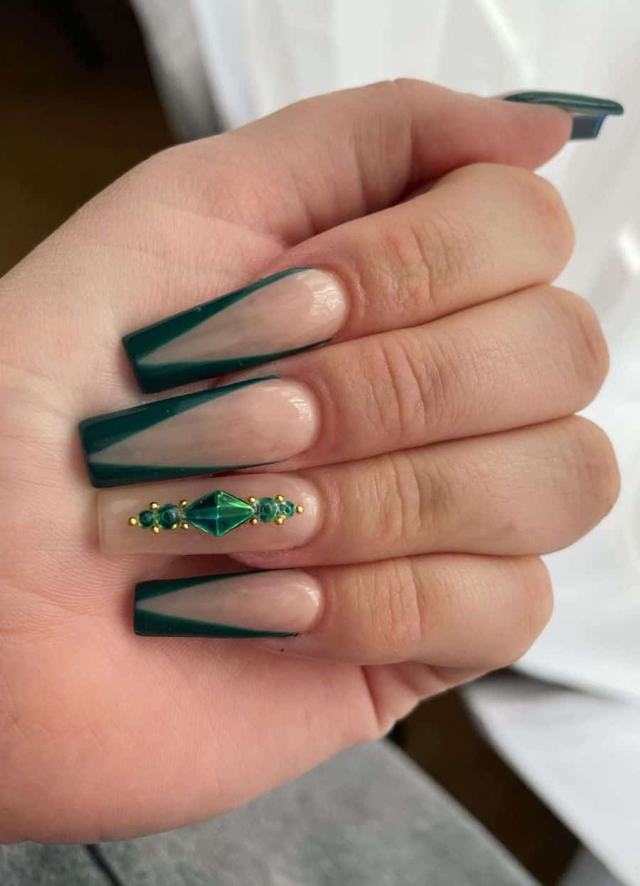 Emerald Green French Tip Long Coffin Nails with Gold, Close-Up Take Emerald Green French Tip Long Coffin Nails with Gold, Close-Up Take — Emerald Green Nails