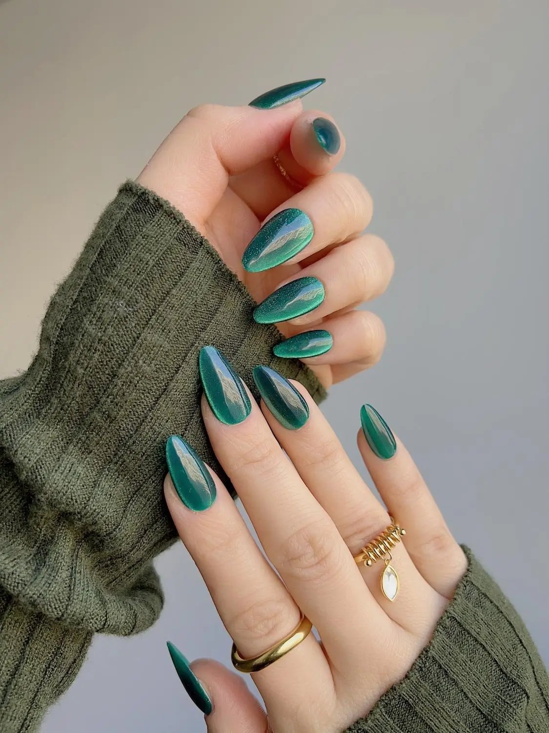 Emerald Green Cat-Eye Medium Almond Nails Emerald Green Cat-Eye Medium Almond Nails — Emerald Green Nails