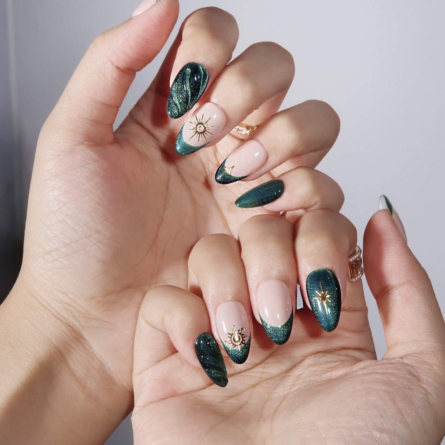 Emerald Green Shimmer French Tips Medium Almond Nails, миндаль Emerald Green Shimmer French Tips Medium Almond Nails, миндаль — Emerald Green Nails