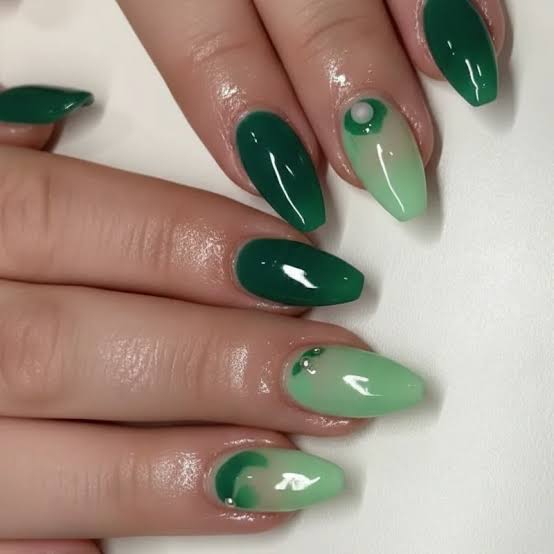 Emerald Green Gradient Medium Almond Nails Emerald Green Gradient Medium Almond Nails — Emerald Green Nails
