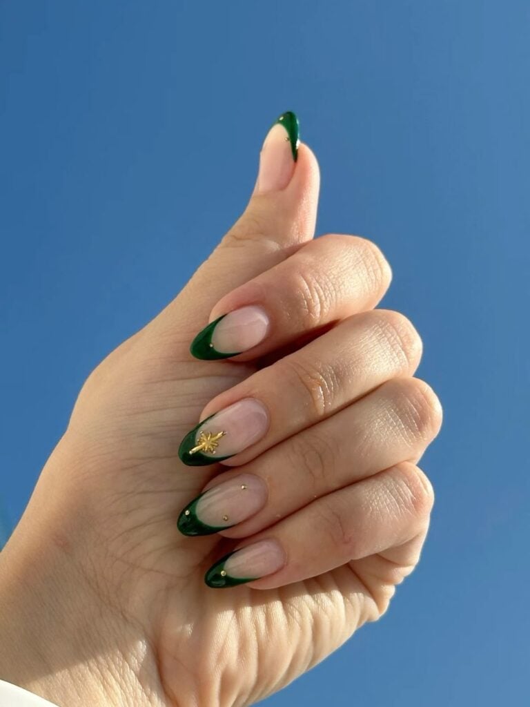 Short Oval Emerald Green French Tip with Gold Outline Short Oval Emerald Green French Tip with Gold Outline — Emerald Green Nails