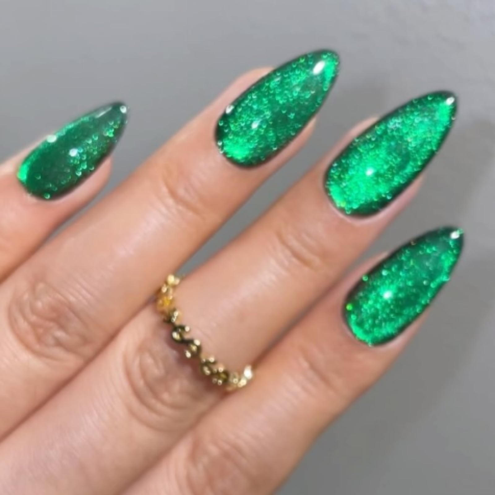 Emerald Green Glitter Cat-Eye Stiletto Nails Emerald Green Glitter Cat-Eye Stiletto Nails — Emerald Green Nails