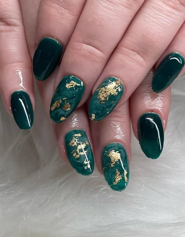 Deep Emerald Green Oval Nails with Gold Foil Deep Emerald Green Oval Nails with Gold Foil — Emerald Green Nails
