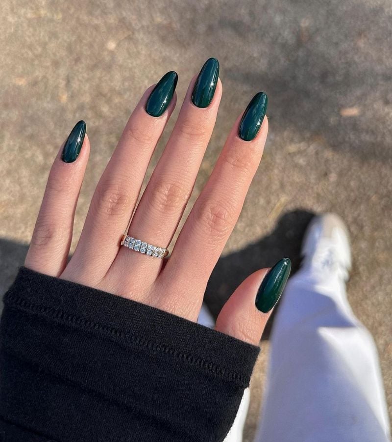 Deep Glossy Emerald Green Long Pointed Nails Deep Glossy Emerald Green Long Pointed Nails — Emerald Green Nails