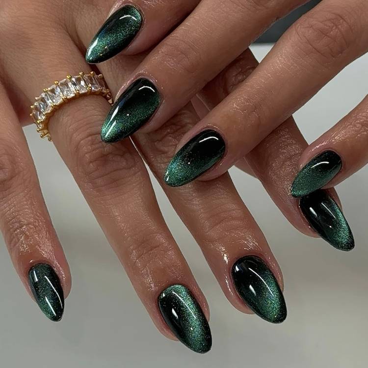 Dark Emerald Green Cat-Eye Chrome Medium Pointed Nails Dark Emerald Green Cat-Eye Chrome Medium Pointed Nails — Emerald Green Nails
