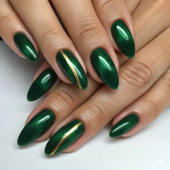 Deep Emerald Green Chrome Almond Nails with Gold Stripe Deep Emerald Green Chrome Almond Nails with Gold Stripe — Emerald Green Nails