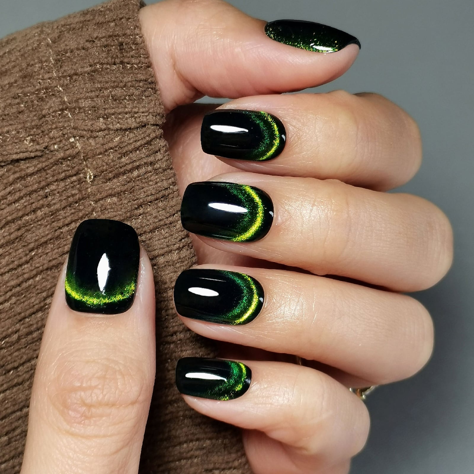 Metallic Emerald Green Chrome Medium Coffin Nails Metallic Emerald Green Chrome Medium Coffin Nails — Emerald Green Nails