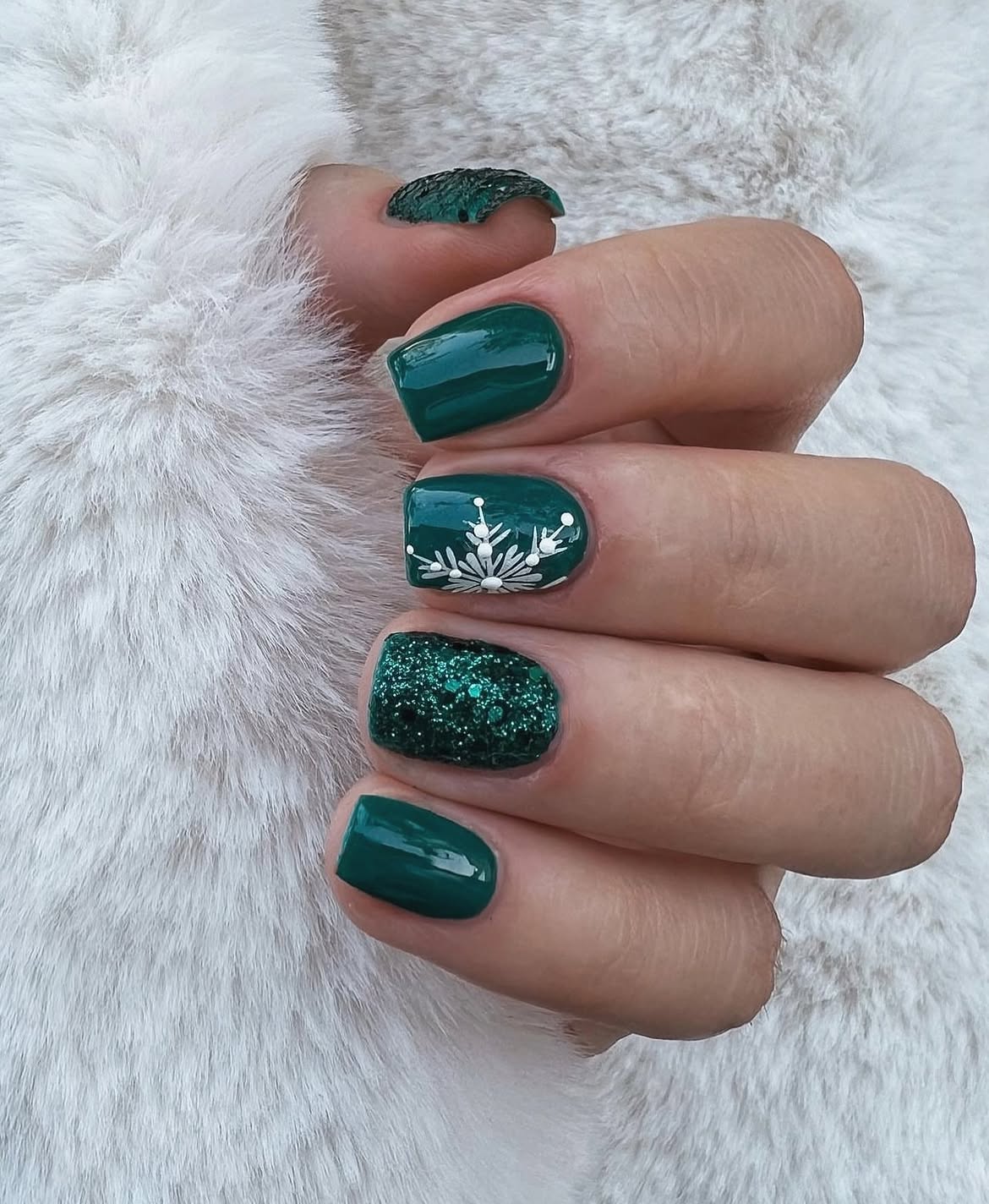 Emerald Green Snowflake Accent Nails