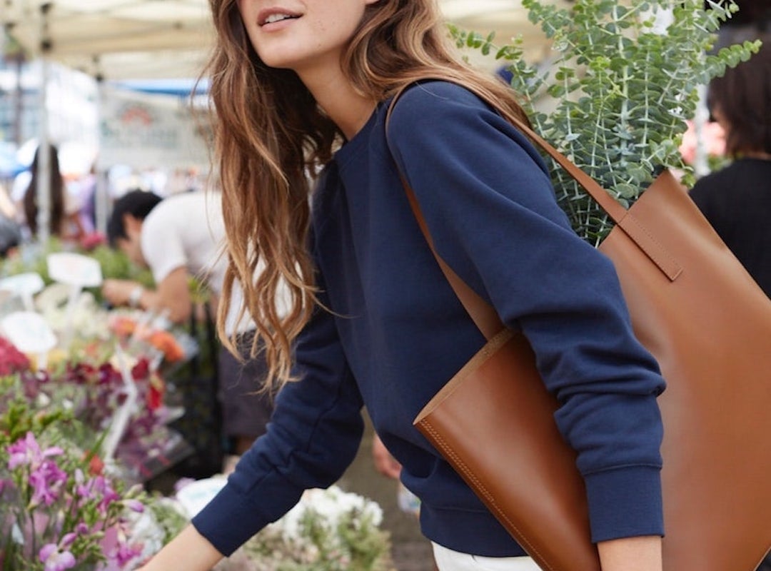 Navy Sweatshirt and Large Brown Tote Bag Navy Sweatshirt and Large Brown Tote Bag — Errands Outfits