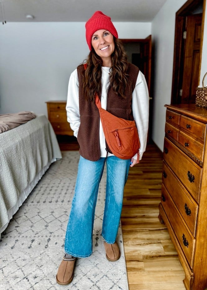 Fleece Vest White Sweatshirt Wide Leg Jeans and Orange Bag Fleece Vest White Sweatshirt Wide Leg Jeans and Orange Bag — Errands Outfits