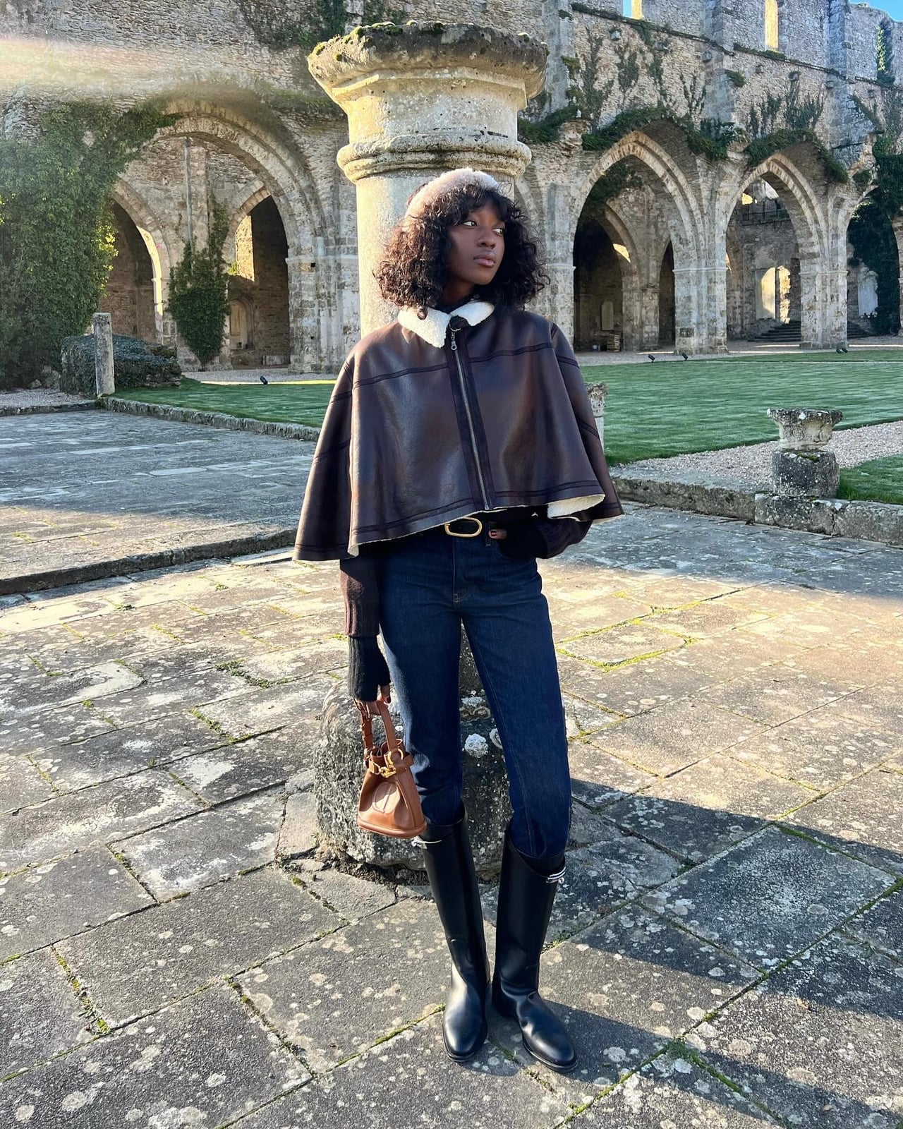 Brown faux fur cape over knit and jeans Brown faux fur cape over knit and jeans — Europe Outfits