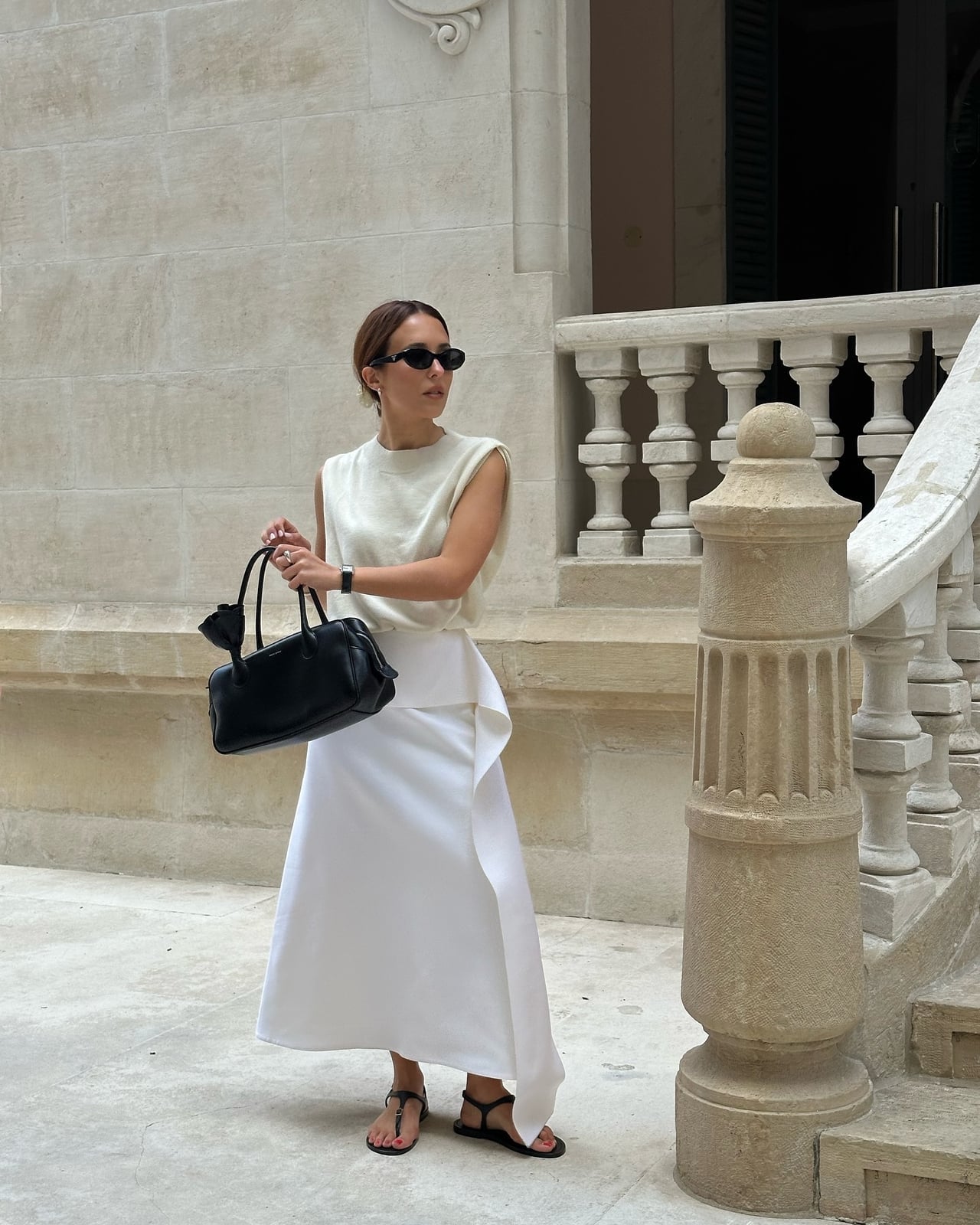 Monochromatic white asymmetric skirt outfit Monochromatic white asymmetric skirt outfit — Europe Outfits