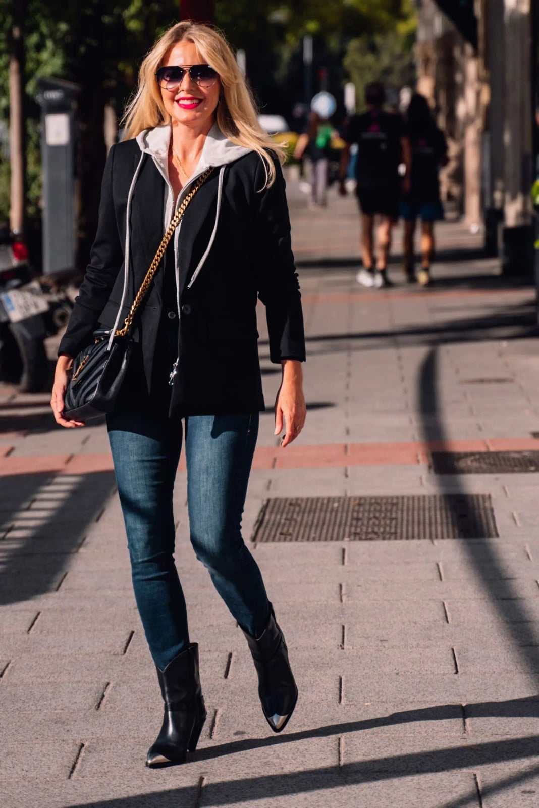 Black blazer over hoodie with skinny jeans Black blazer over hoodie with skinny jeans — Europe Outfits