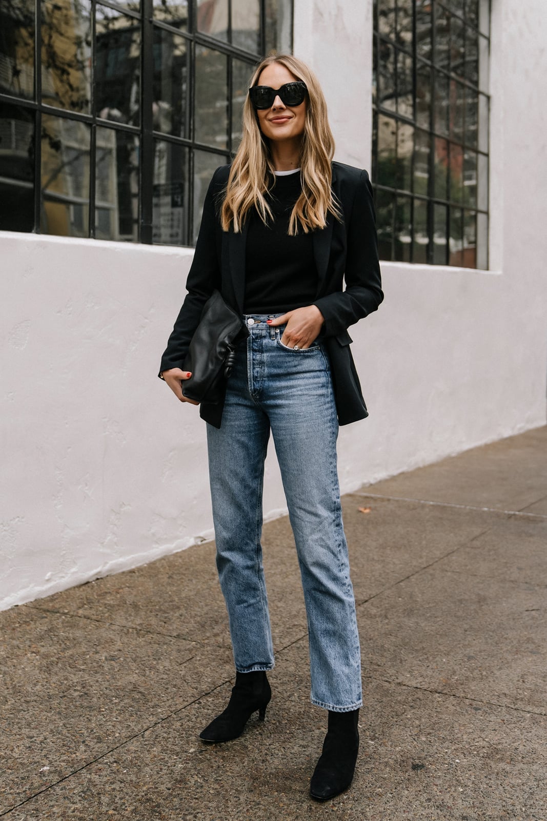 Black blazer over t-shirt with straight leg jeans Black blazer over t-shirt with straight leg jeans — Everyday Outfits
