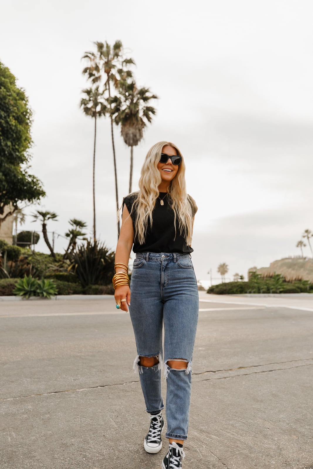 Muscle tee with ripped high waisted jeans Muscle tee with ripped high waisted jeans — Everyday Outfits