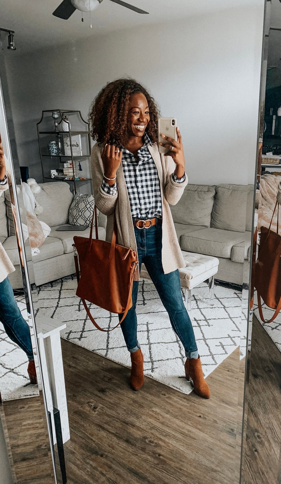 Beige cardigan over gingham shirt with jeans Beige cardigan over gingham shirt with jeans — Everyday Outfits