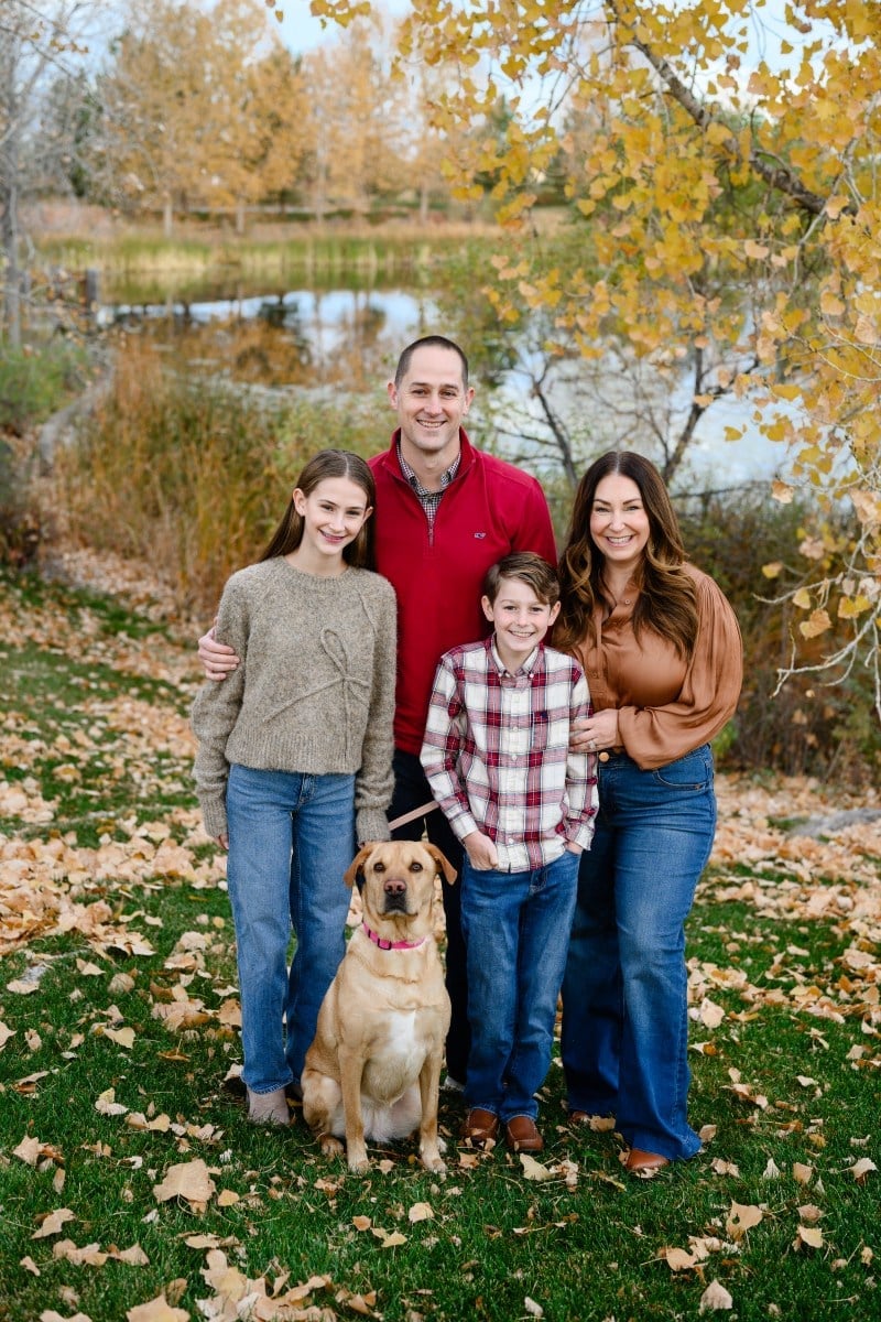 Flared jeans and sweaters for a fall family photo Flared jeans and sweaters for a fall family photo — Family Photo Outfits
