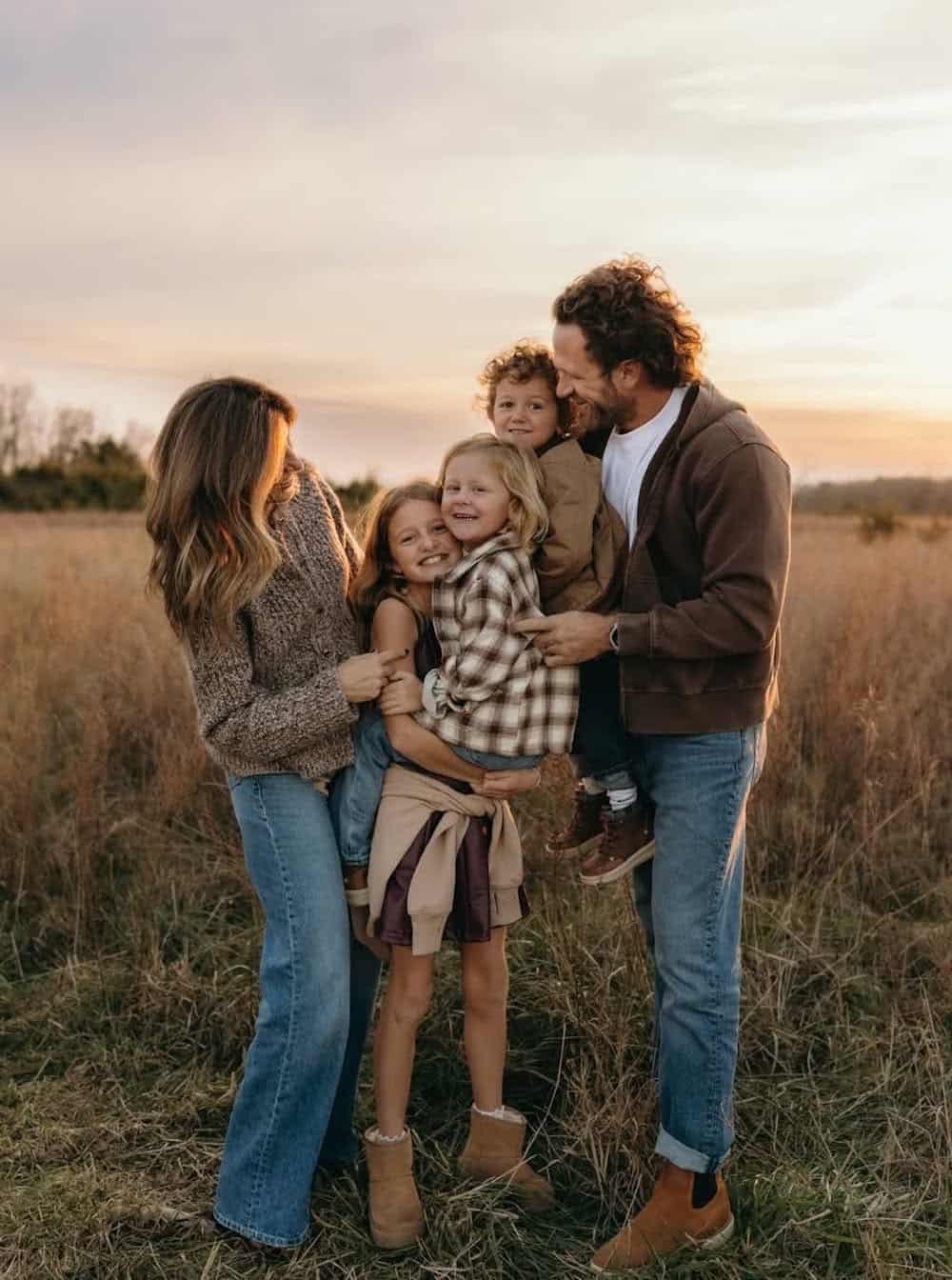 Knit sweater and wide-leg jeans for family gathering Knit sweater and wide-leg jeans for family gathering — Family Photo Outfits