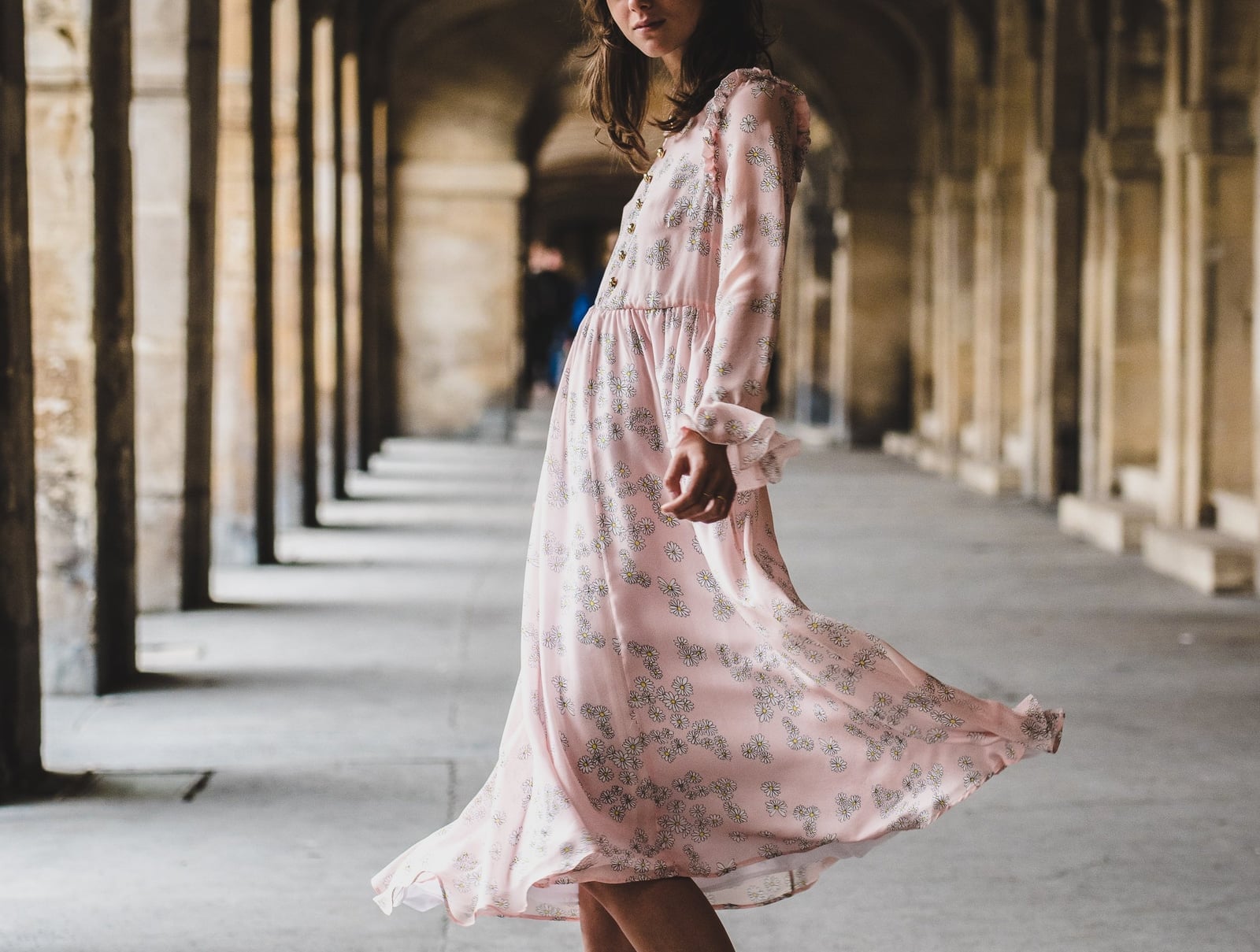 A flowing pink floral dress with ruffled cuffs and a high neckline A flowing pink floral dress with ruffled cuffs and a high neckline — Feminine Style