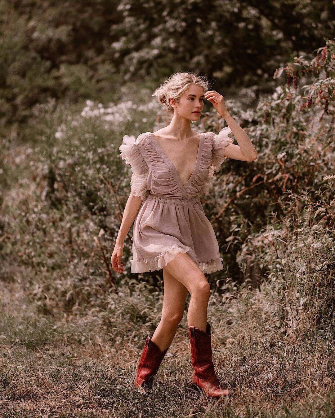 A dusty rose ruffled mini dress with red cowboy boots A dusty rose ruffled mini dress with red cowboy boots — Feminine Style