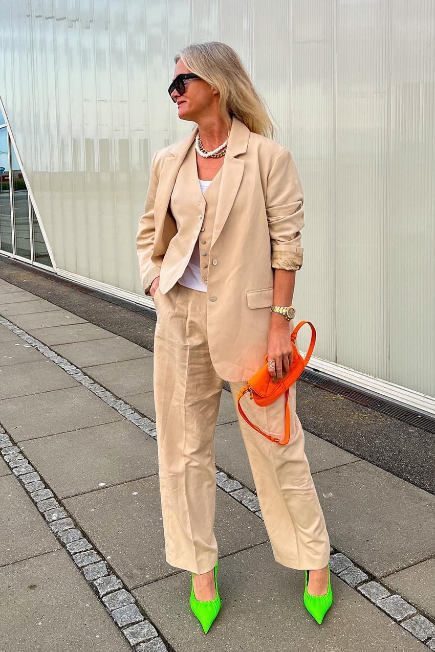 An oversized beige linen suit with a vest and tank top An oversized beige linen suit with a vest and tank top — Feminine Style