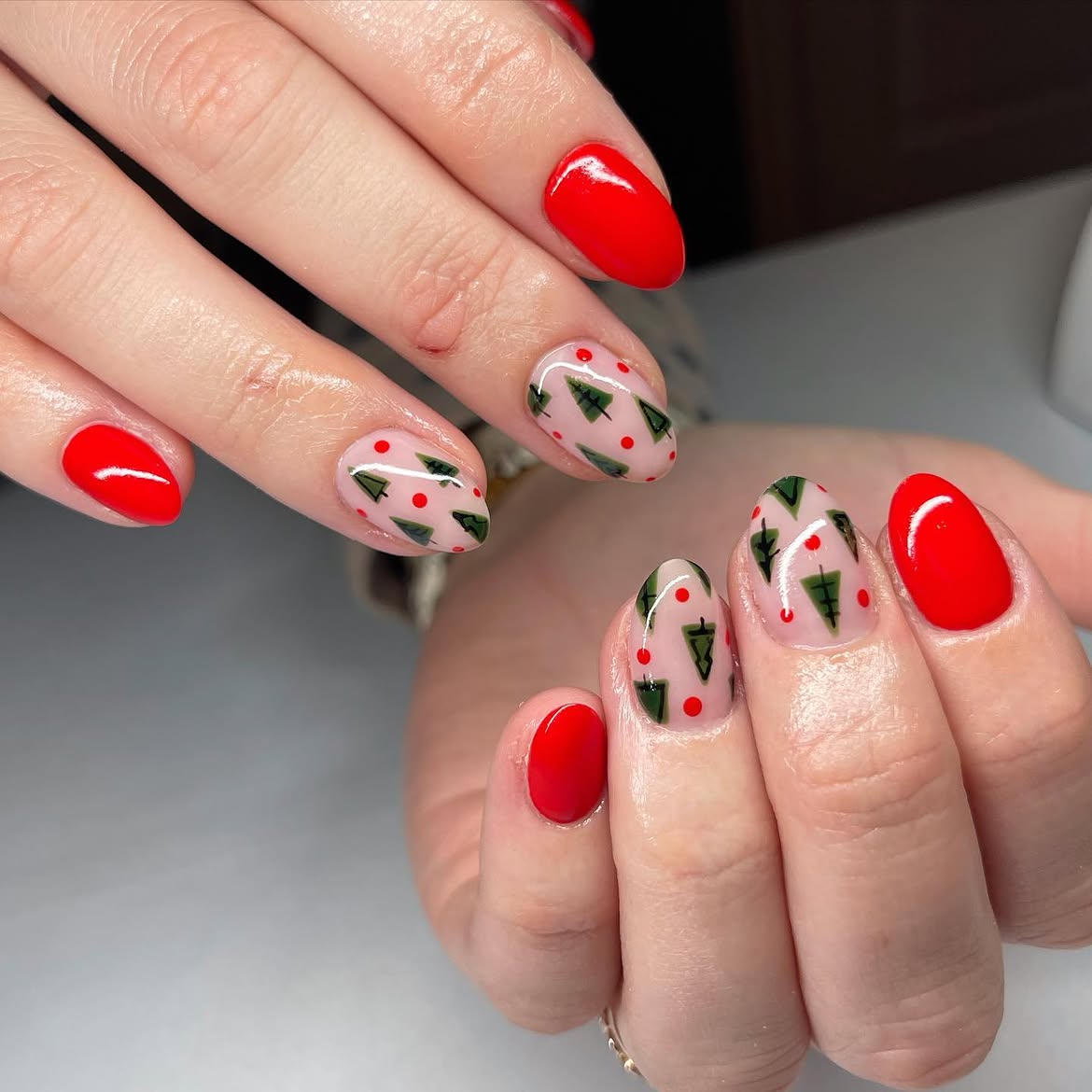 Festive Christmas Tree Accent Nail Design