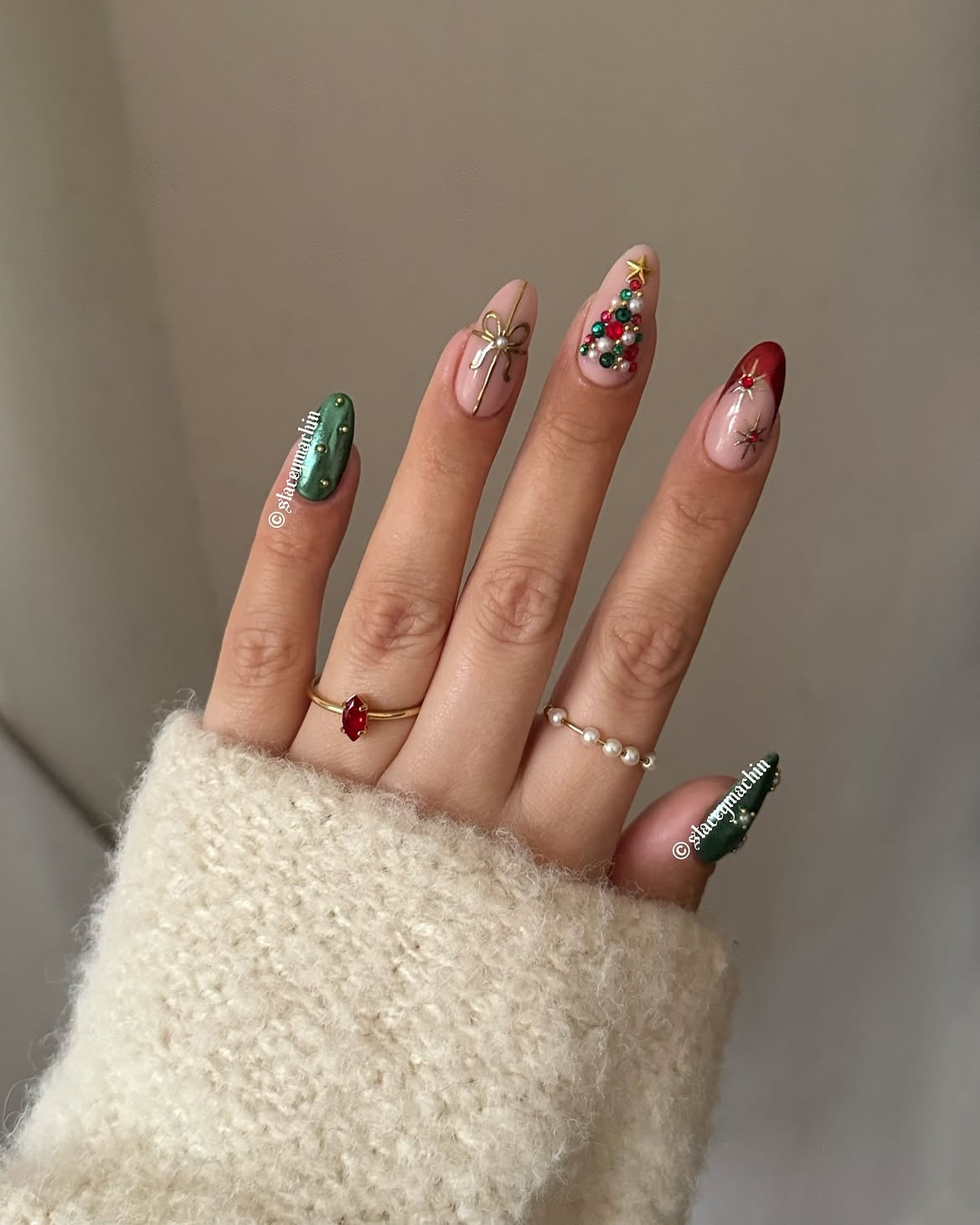 Festive Christmas Tree & Bow Accent Nails