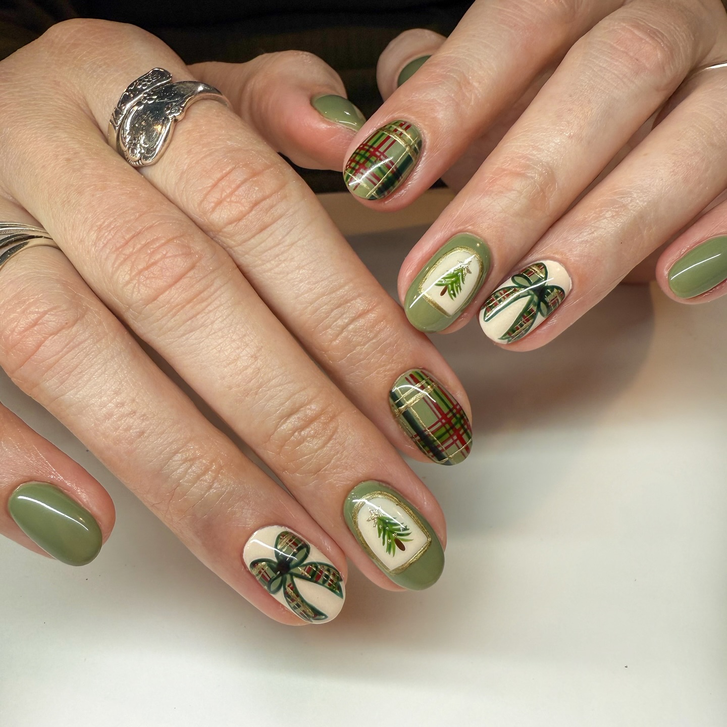 Festive Plaid Christmas Tree and Bow Nails