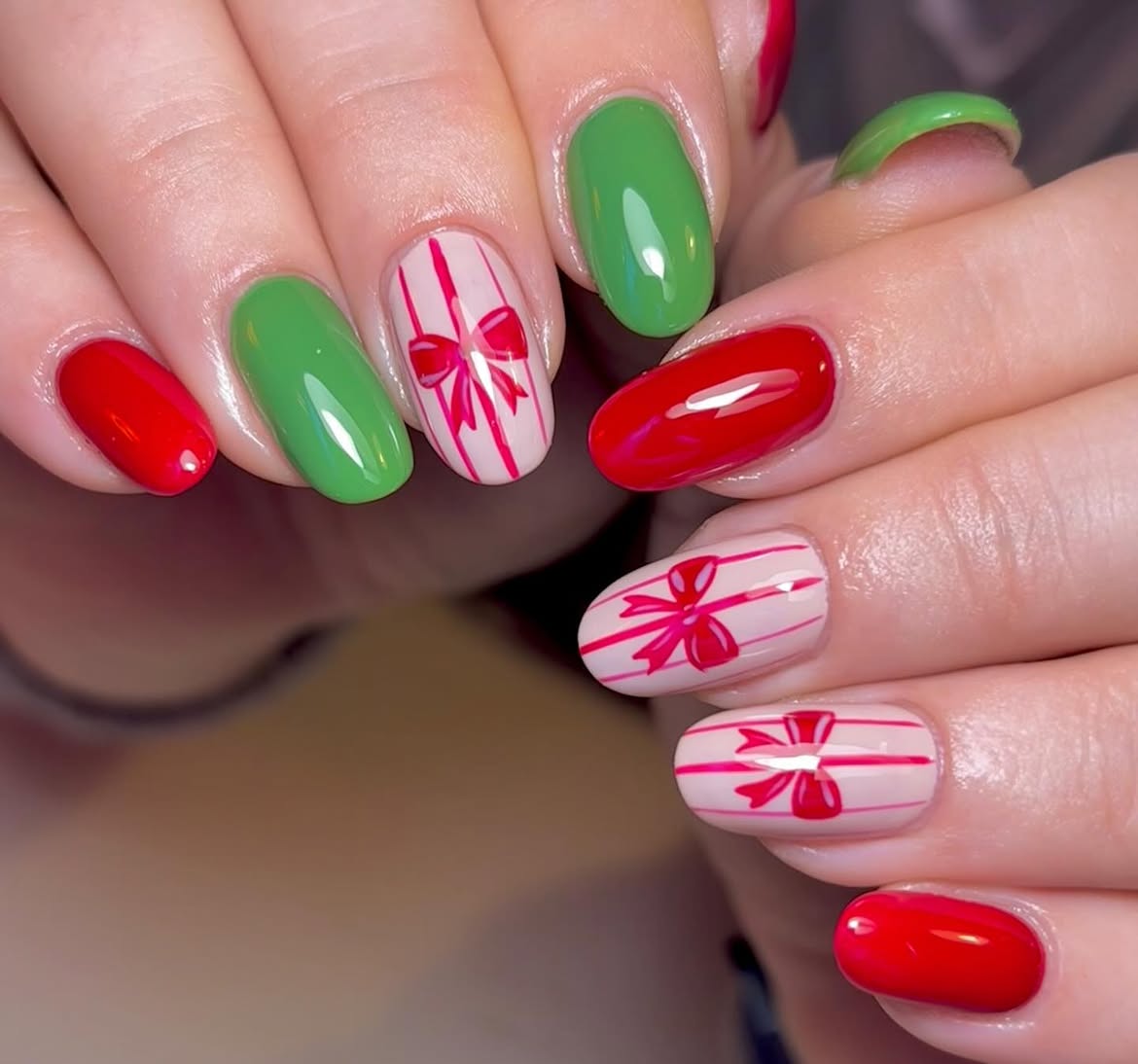 Festive Red And Green Bow Gift Wrap Nails