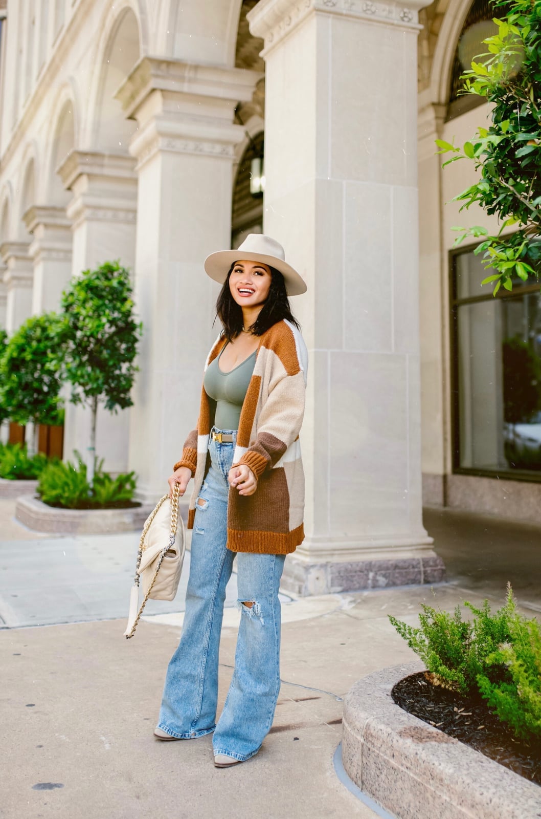 Light wash distressed flare jeans with a colorblock cardigan Light wash distressed flare jeans with a colorblock cardigan — Flare Jeans Outfits