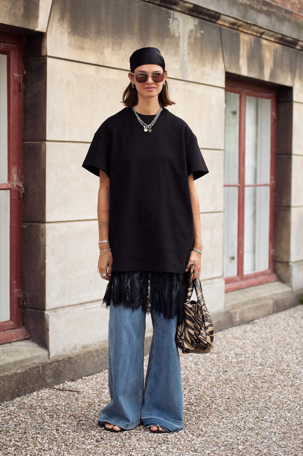 Dark wash flare jeans layered with an oversized t-shirt and slip dress Dark wash flare jeans layered with an oversized t-shirt and slip dress — Flare Jeans Outfits