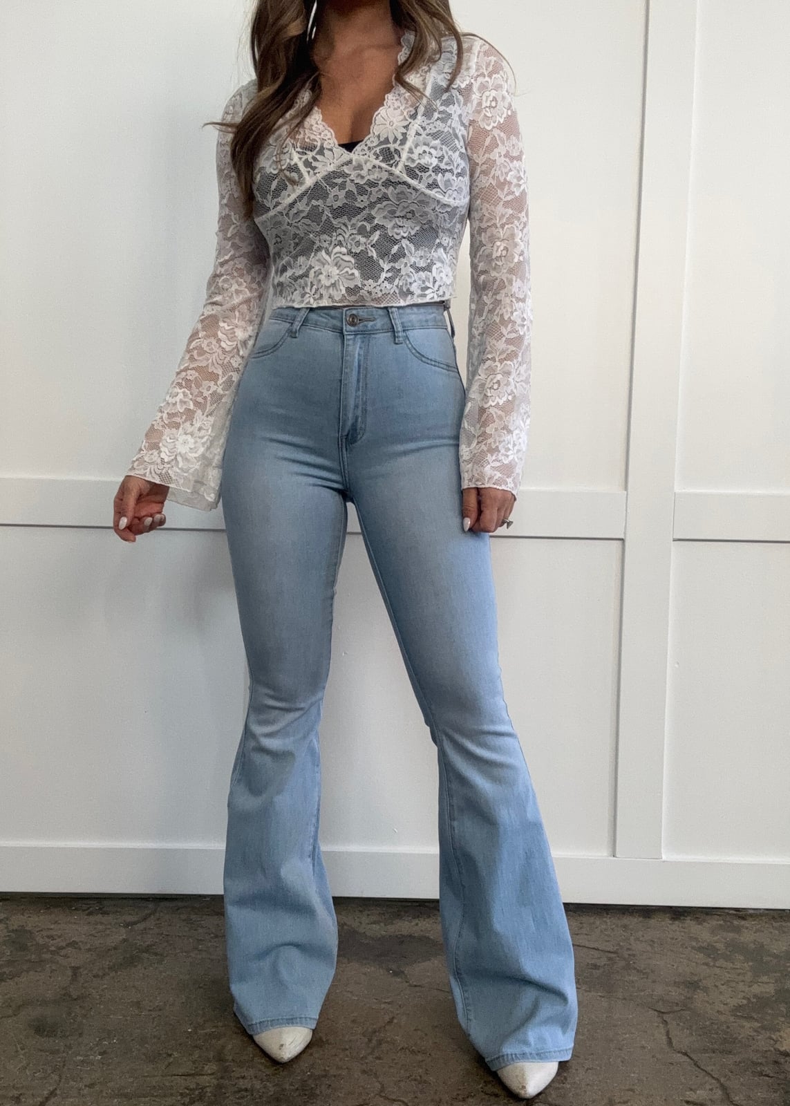 Light wash high-waisted flare jeans with a white lace top Light wash high-waisted flare jeans with a white lace top — Flare Jeans Outfits
