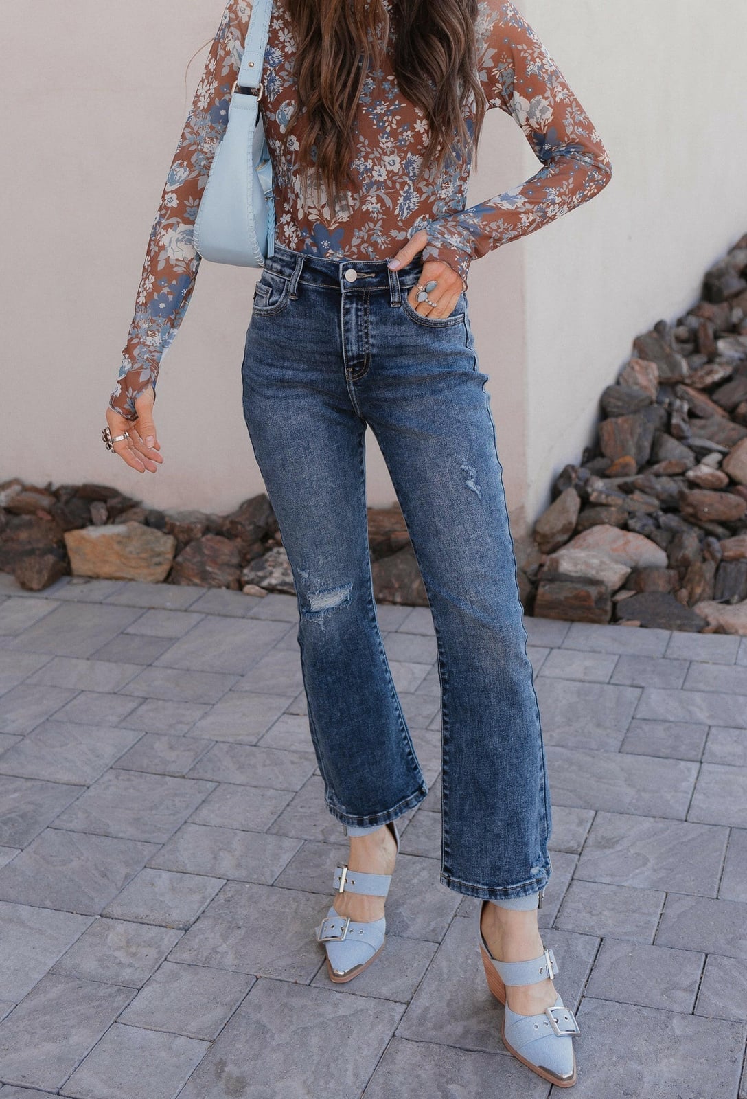 Dark wash cropped flare jeans with a floral mesh top Dark wash cropped flare jeans with a floral mesh top — Flare Jeans Outfits