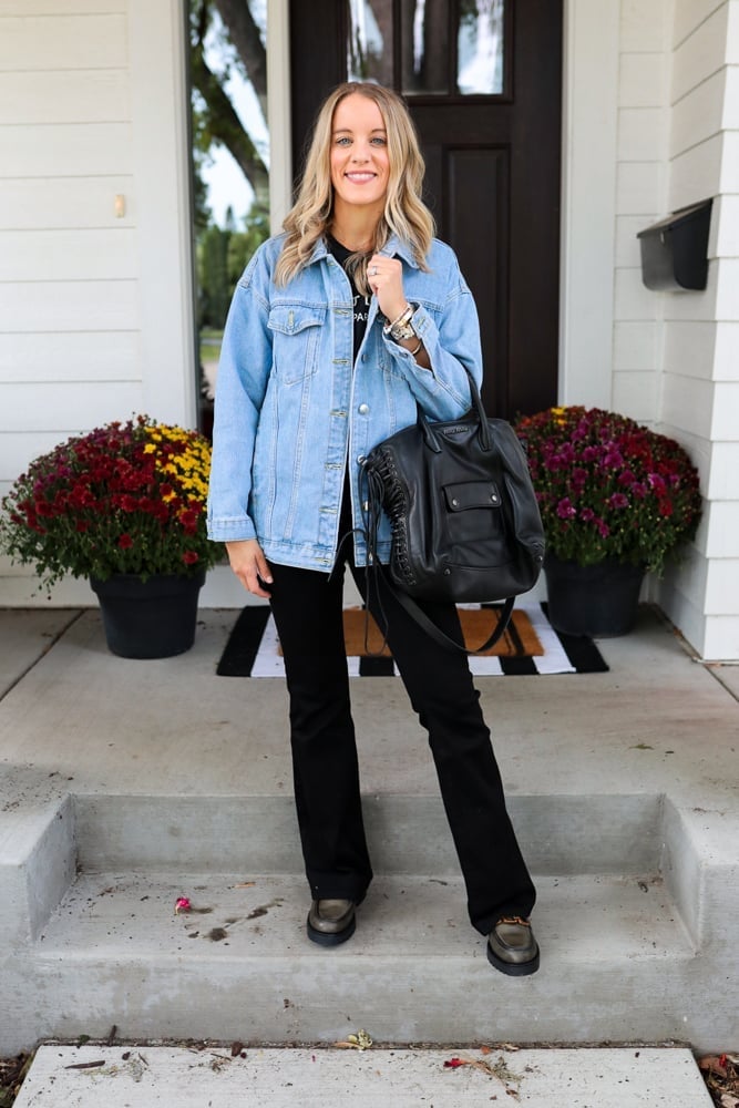 Black flare jeans with a denim jacket and loafers Black flare jeans with a denim jacket and loafers — Flare Jeans Outfits