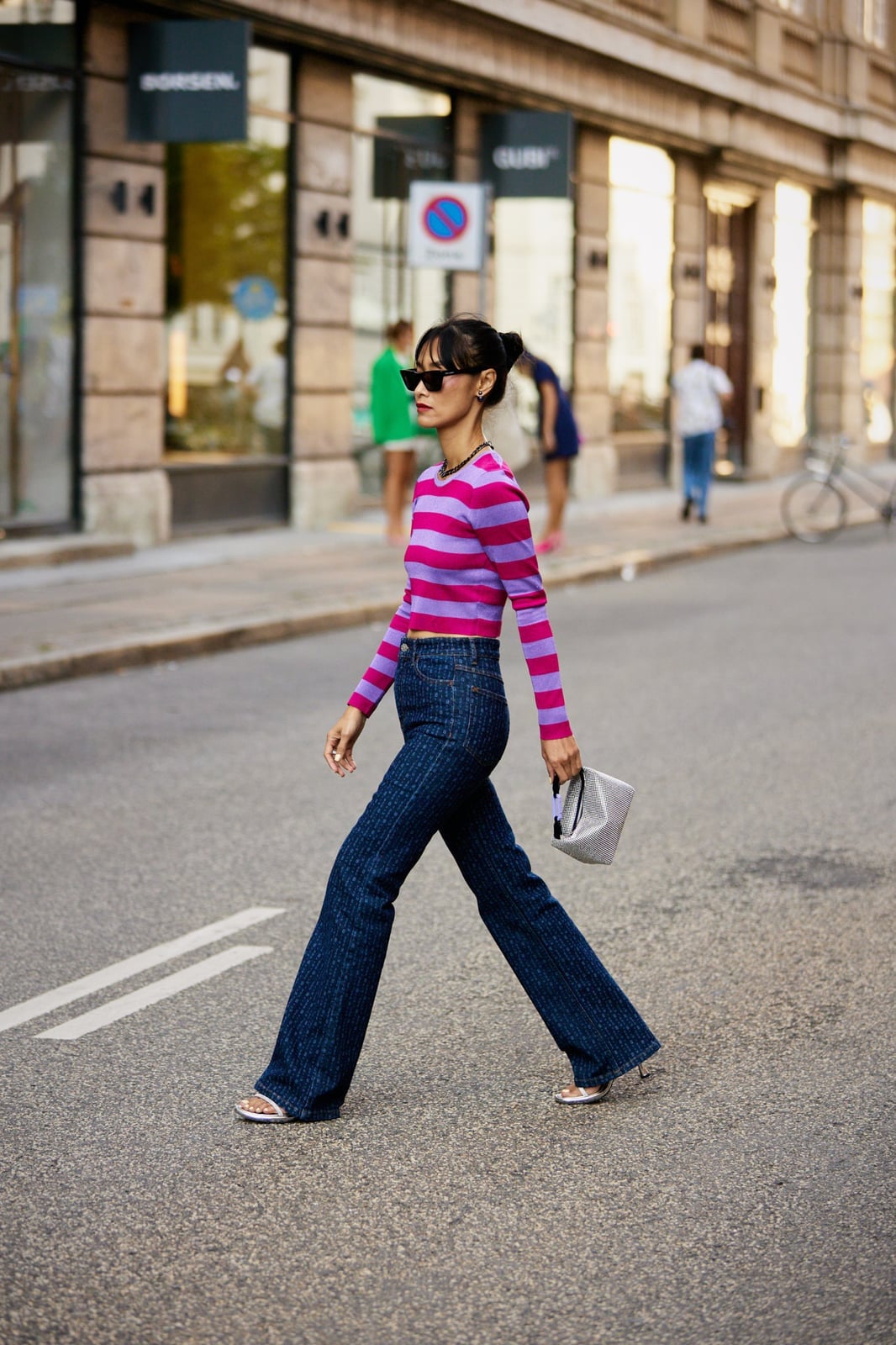 Dark wash flare jeans with a striped long-sleeve crop top Dark wash flare jeans with a striped long-sleeve crop top — Flare Jeans Outfits