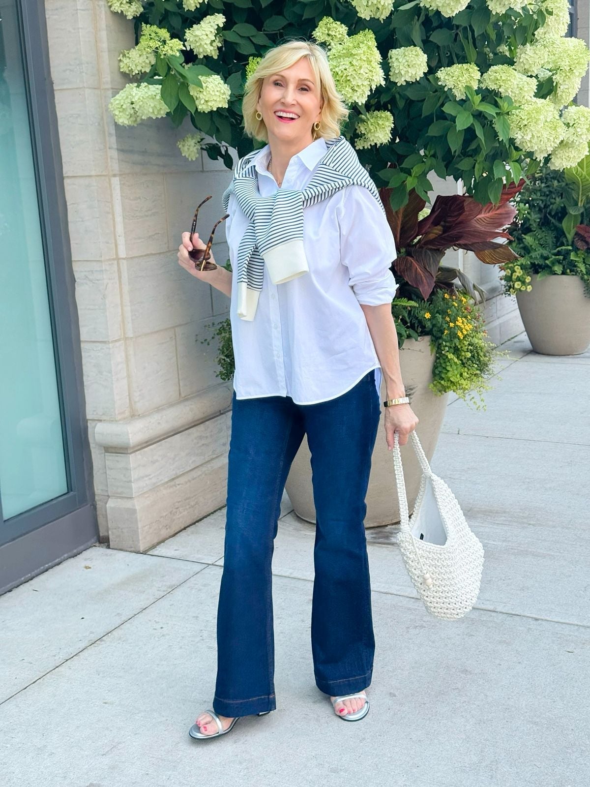 Dark wash flare jeans with a button-down and draped sweater Dark wash flare jeans with a button-down and draped sweater — Flare Jeans Outfits