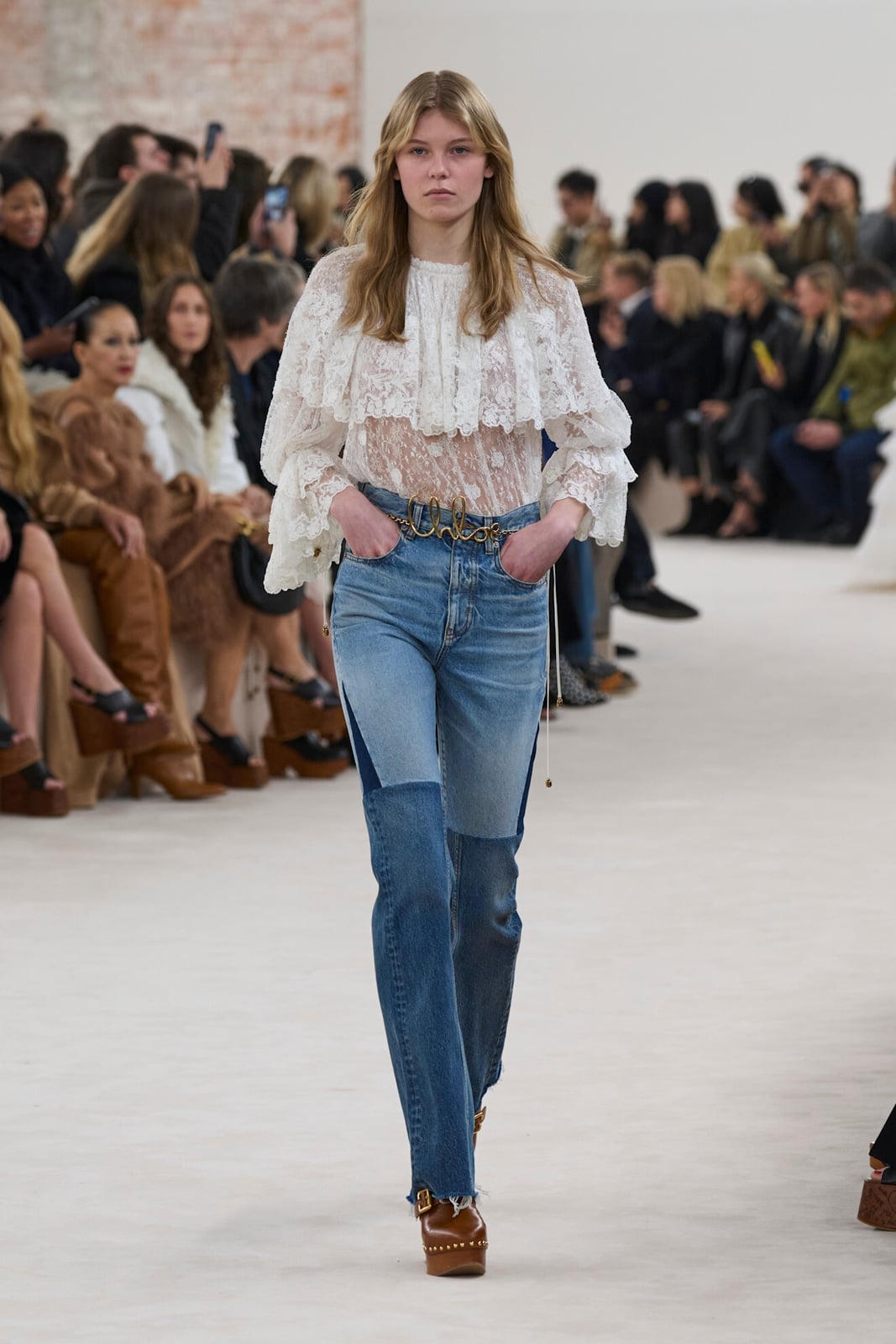 Patchwork flare jeans with a ruffled lace blouse and statement belt Patchwork flare jeans with a ruffled lace blouse and statement belt — Flare Jeans Outfits