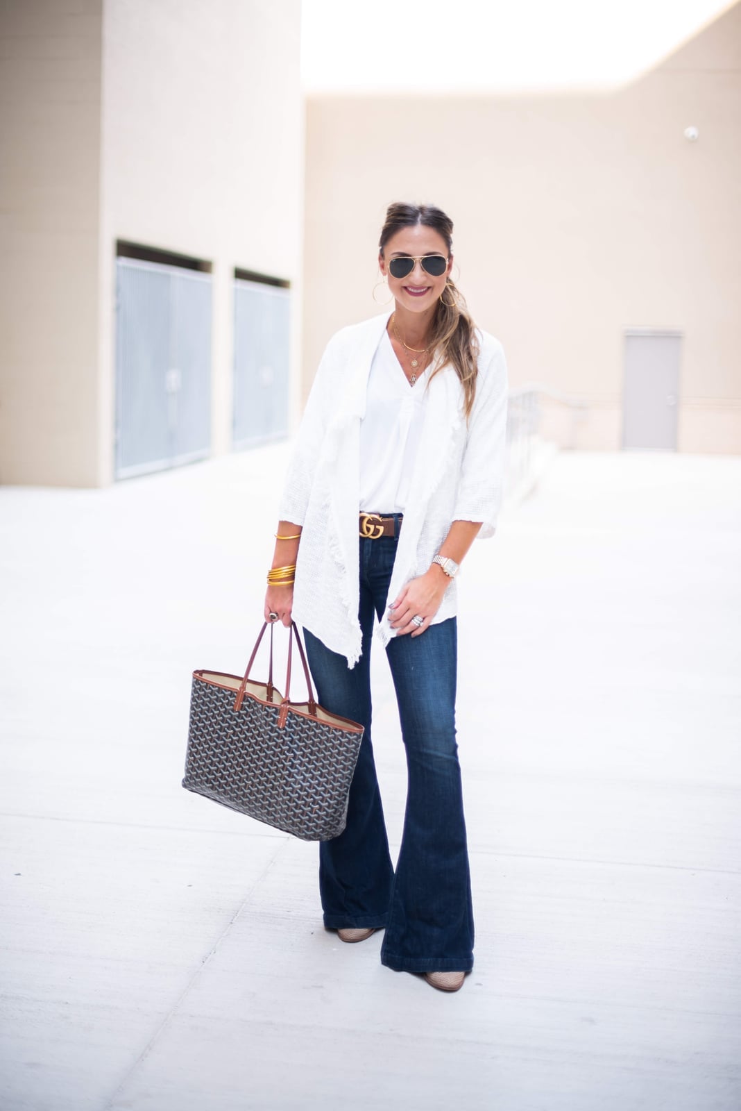 Dark wash flare jeans with a textured white cardigan Dark wash flare jeans with a textured white cardigan — Flare Jeans Outfits