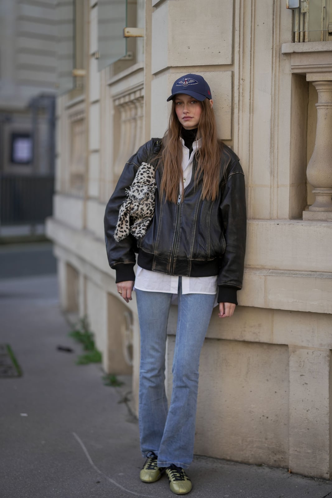 Light wash flare jeans with a bomber jacket and baseball cap Light wash flare jeans with a bomber jacket and baseball cap — Flare Jeans Outfits