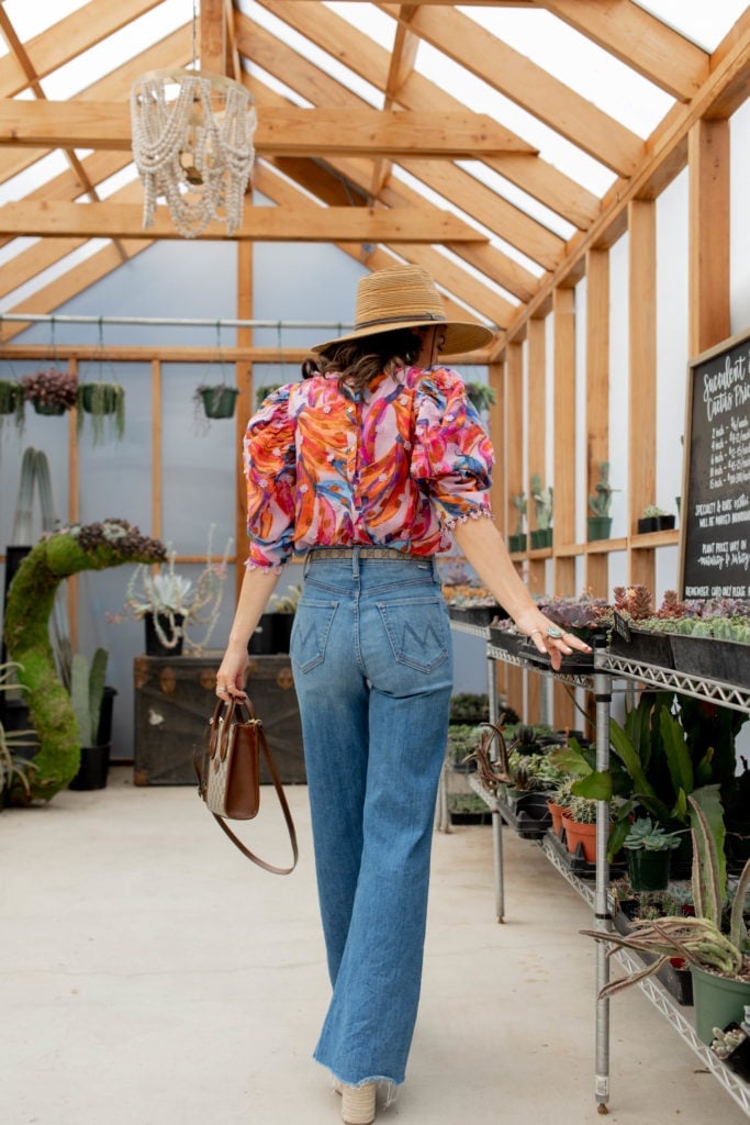 High-waisted medium blue flare jeans with a printed puff-sleeve blouse High-waisted medium blue flare jeans with a printed puff-sleeve blouse — Flare Jeans Outfits