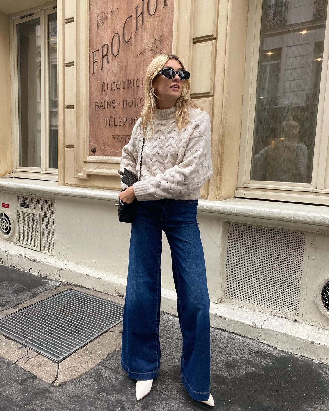 High-waisted dark wash wide leg jeans with a cable knit sweater High-waisted dark wash wide leg jeans with a cable knit sweater — Flare Jeans Outfits