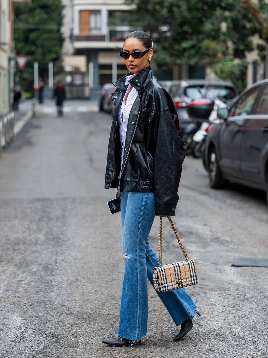 Light wash flare jeans with distressed details and a leather jacket Light wash flare jeans with distressed details and a leather jacket — Flare Jeans Outfits