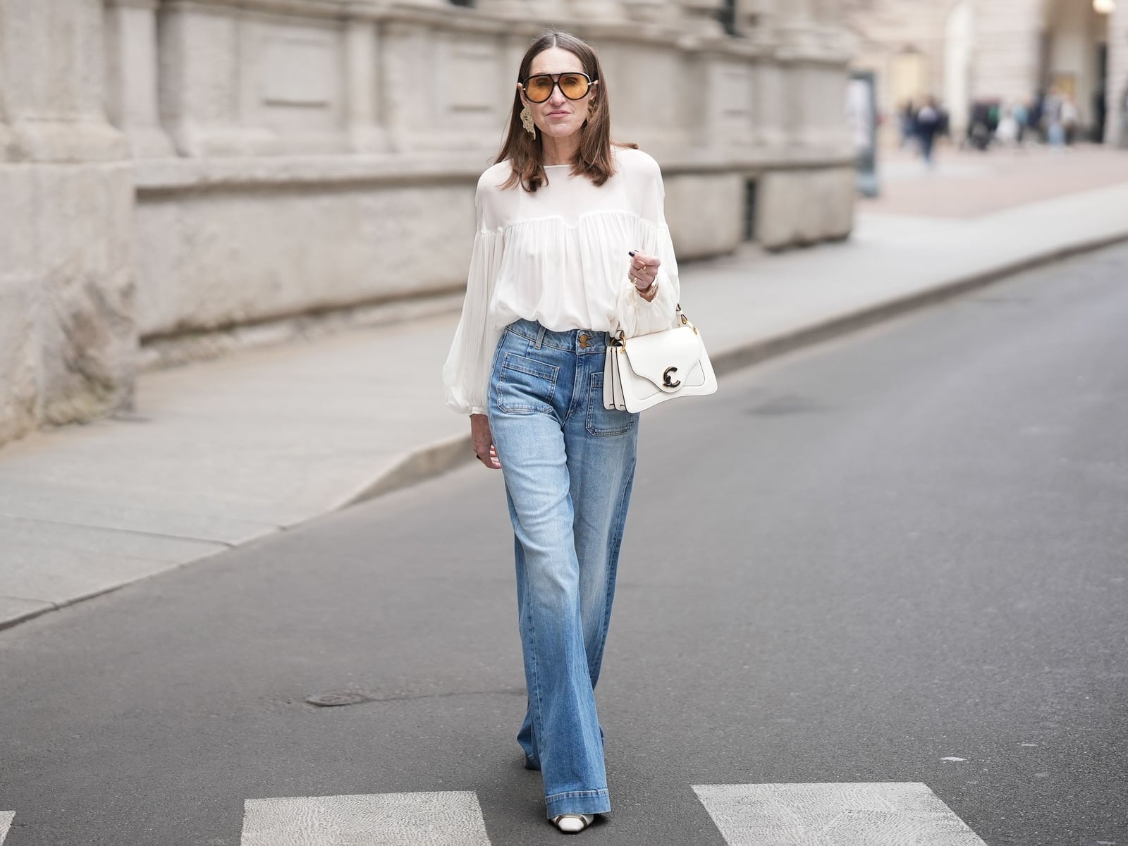 Dark wash wide leg flare jeans with a white blouse and yellow Dark wash wide leg flare jeans with a white blouse and yellow — Flare Jeans Outfits